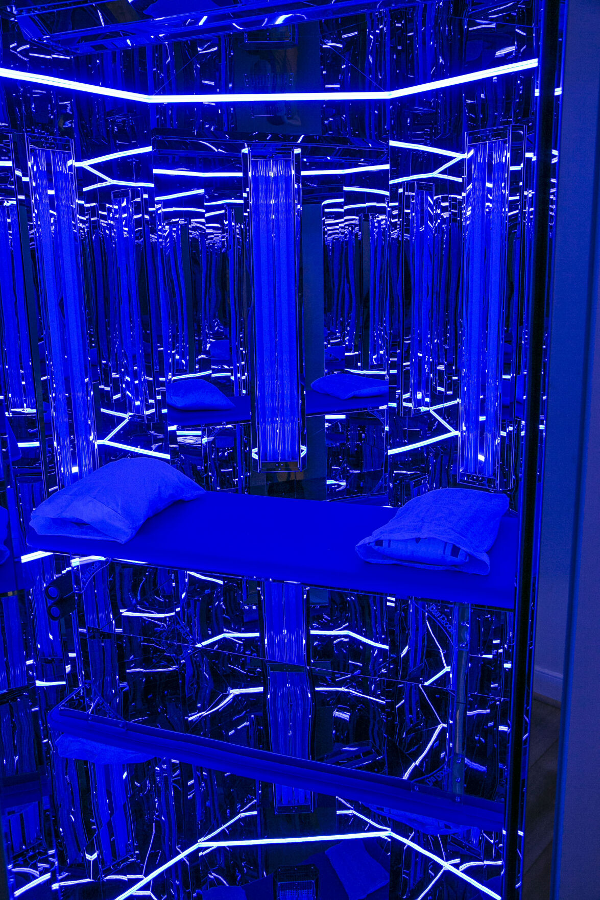 blue light therapy room