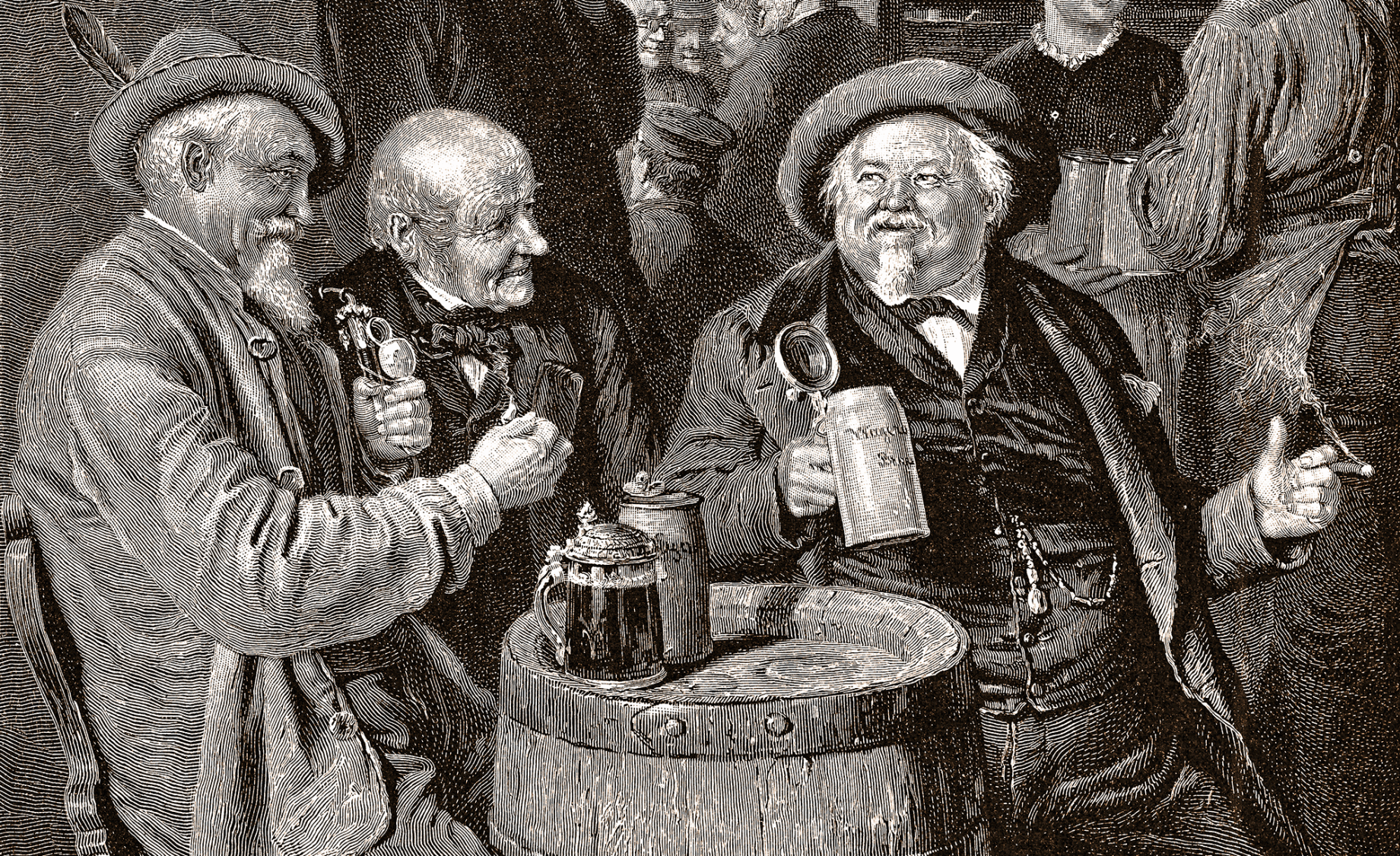 Imagem em preto e branco de tres homens bebendo cerveja. A imagem é antiga