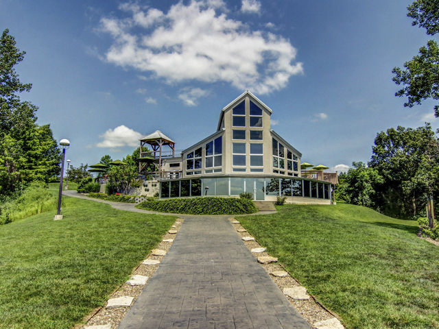 Les Bourgeois Vineyards in Rocheport