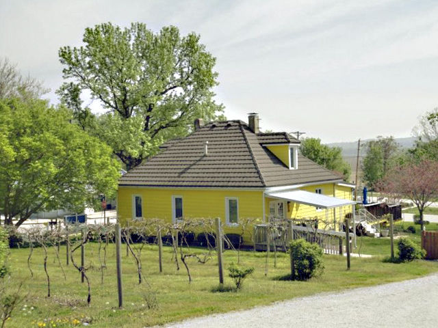 Yellow Farmhouse Vineyard & Winery