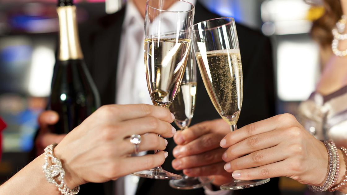 Fireworks yacht 18 Spots to Celebrate New Year's Eve in St. Louis | St. Louis Restaurant News | feastmagazine.com