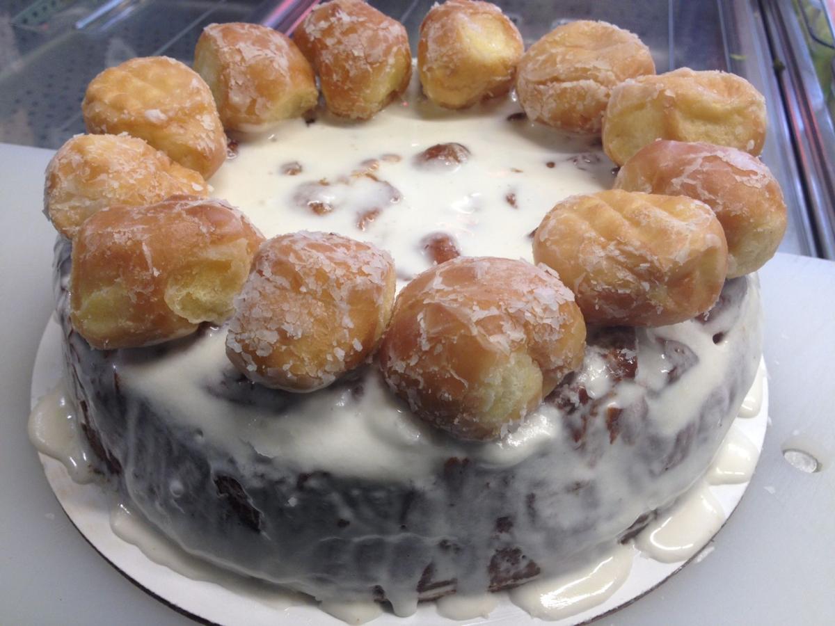 DonutCheesecake Hybrid Has De.lish Customers Doubling Down in