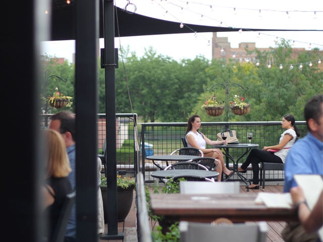Outdoor Dining: Vin de Set