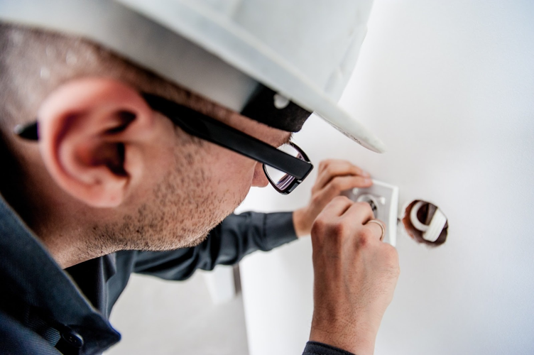 Key Benefits of Hiring Licensed Electricians for Home Needs