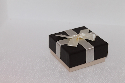 Choosing Jewelry Gifts to Delight and Dazzle: 2024 Gift Guide