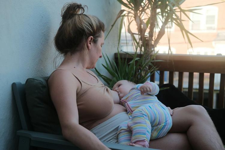 The Breastfeeding Mom's Guide to Finding the Most Comfortable Baby Bottles