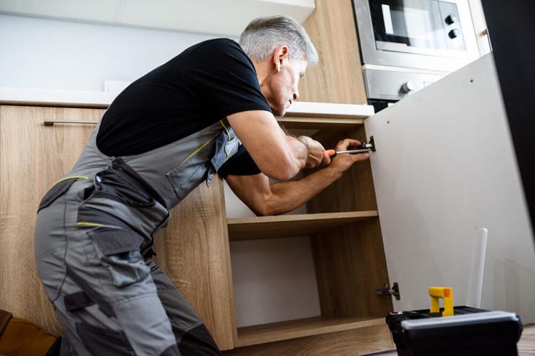 Replacing vs. Refacing Kitchen Cabinets: Costs and Considerations