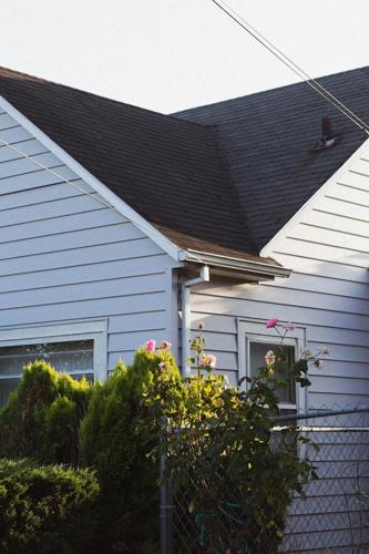 8 Warning Signs That A Home Roof May Need Professional Repair