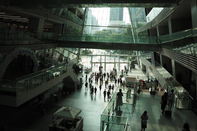 How Glass Walls Can Enhance Open Concept Living in Homes