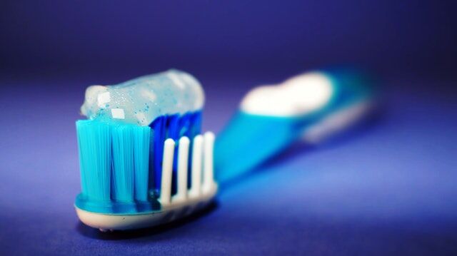 How to Whiten Your Teeth at Home