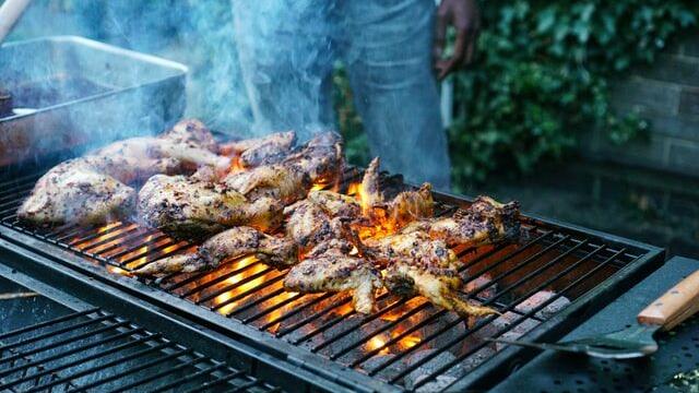 How to Choose a Charcoal Grill for Backyard Entertaining