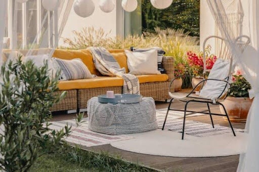 5 Must-Have Pieces For The Perfect Outdoor Lounge Setting