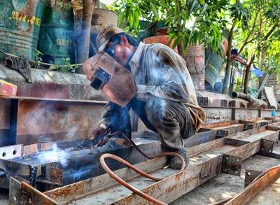 a man doing an Undercut in Welding