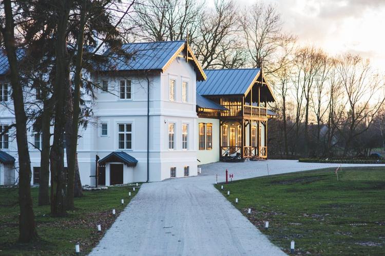 A home with a metal roof that is well taken care of