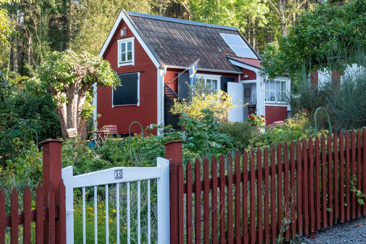 What Materials Commonly Shape Long-Lasting Residential Fences
