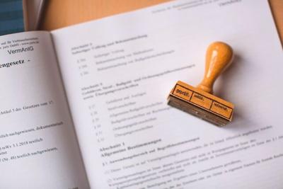 Why should independent contractors be made aware of the late tax penalty