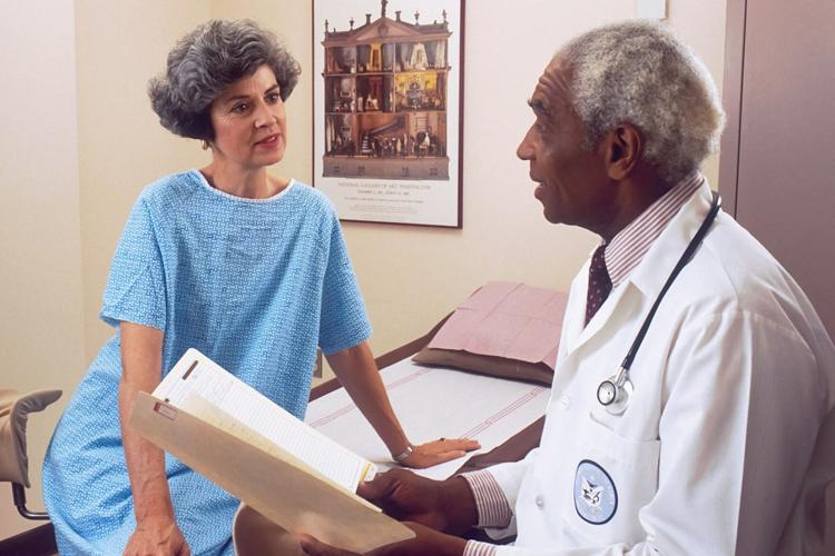 Woman consults with a doctor about pelvic mesh