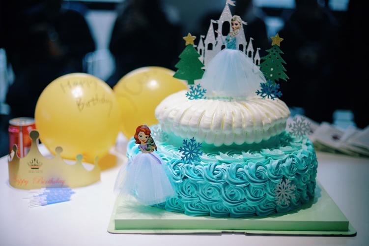 A blue princess birthday cake perfectly takes into account the child's interests
