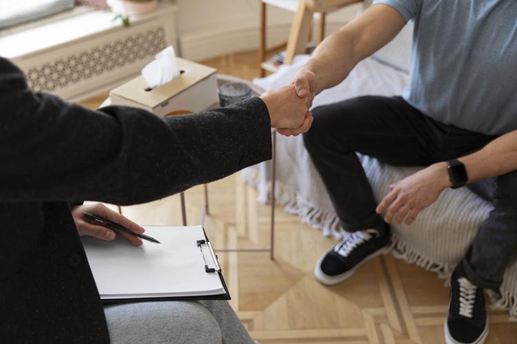 Man shakes hand with his lawyer after maximizing his personal injury compensation