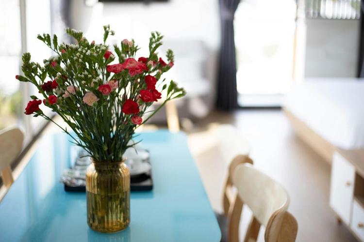 Bringing Occasions to Life: Creative Ways to Decorate Your Home with Flowers for Events