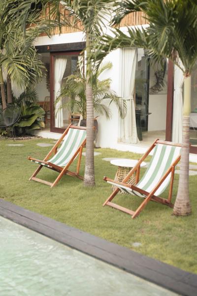 Lawn chairs contribute to a great landscape design in Miami