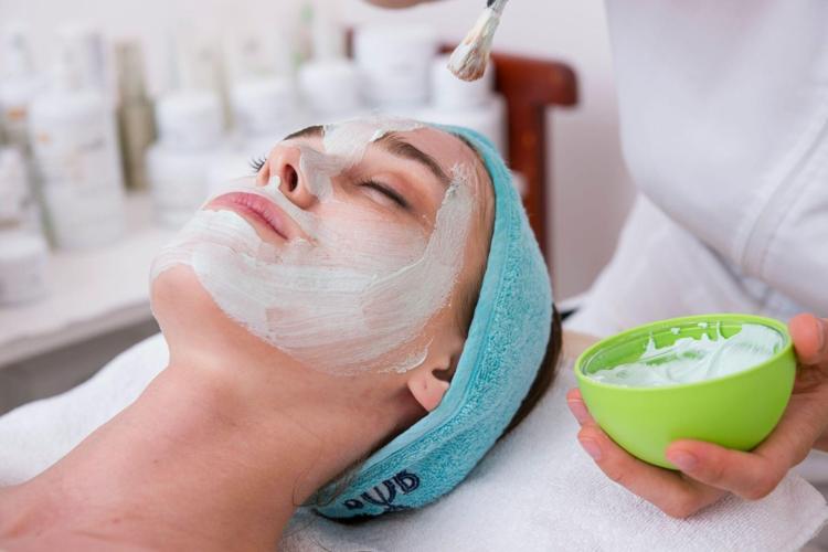 The Skin Care Habits That Help People Look Refreshed Longer