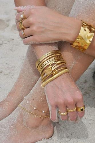 Sculpted by Sunlight: Summer Styles with a Luxe Twist