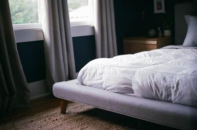 Large mattress with fluffy, high-quality bedding and good room placement