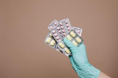 What's the Difference Between Liothyronine and Levothyroxine?