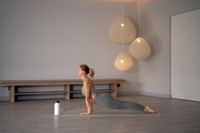 A women doing different Types of Stretching Fitness Experts Recommend