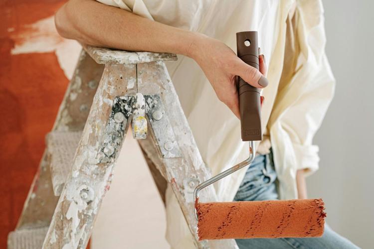 Choosing Between DIY and Hiring a Professional Painter