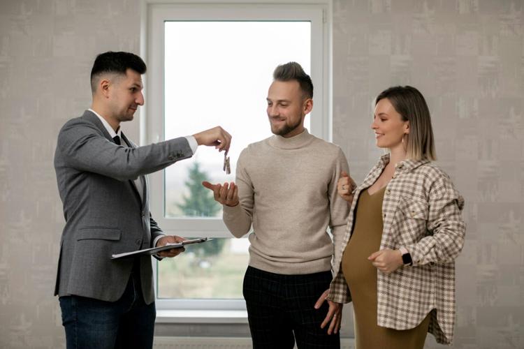 How can I find a reliable real estate agent in Dubai?