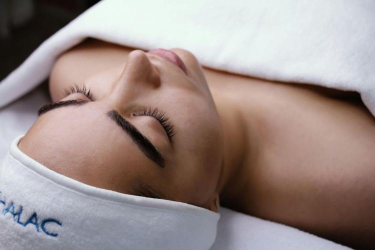 The Skin Care Habits That Help People Look Refreshed Longer