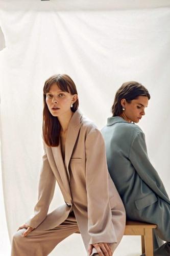 Sculpted by Sunlight: Summer Styles with a Luxe Twist