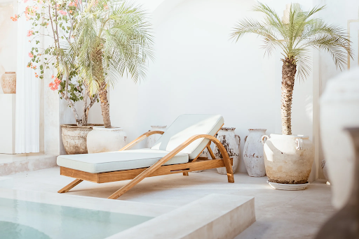 The Best Outdoor Furniture for a Tropical Backyard Pool Setting