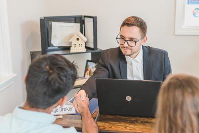 5 Reasons to Hire a Mortgage Broker in 2023