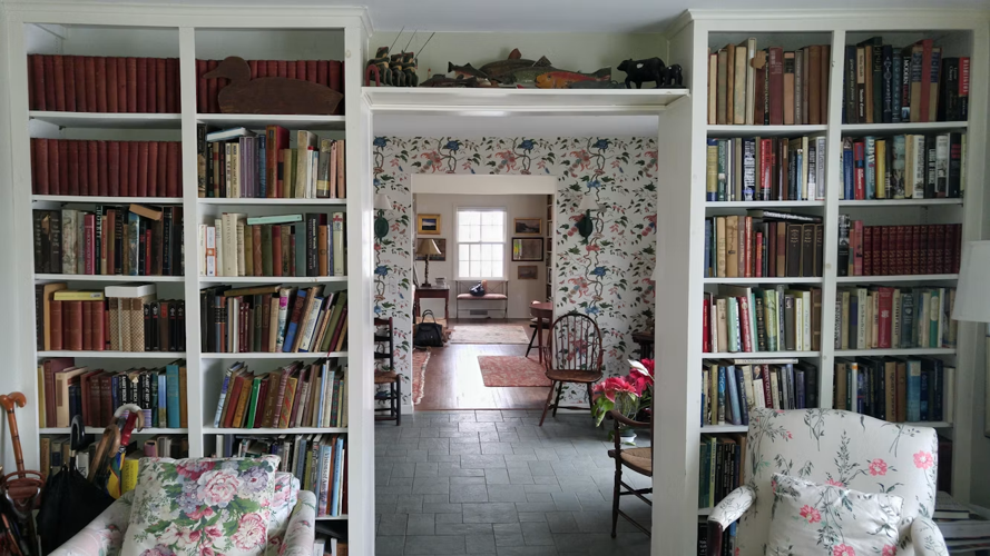 How to Decorate a Home Library with Classic Poetry