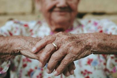 A senior woman living in Chicago’s Top Assisted Living Facilities