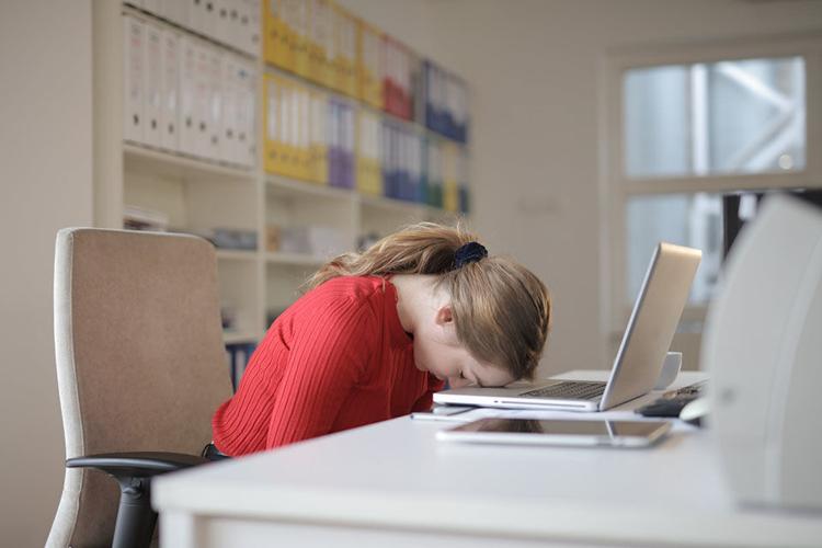 6 Unhealthy Habits You Need to Stop If You Want To Sleep Better
