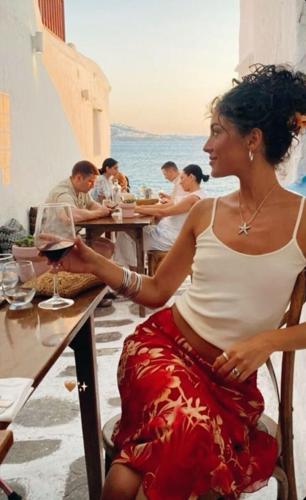 Sculpted by Sunlight: Summer Styles with a Luxe Twist