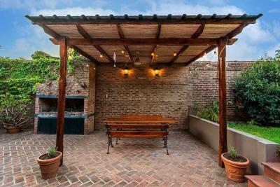 Outdoor Dining and 5 Other Benefits of Having a Pergola