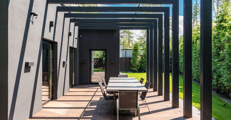 Transform Your Space: Indoor-Outdoor Living with Courtyards, Sliders, and Year-Round Shade Design