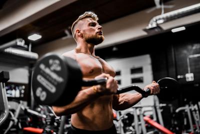 man working out using protein powders