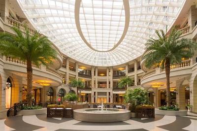 Holiday-Ready Hotel Lobbies: What Guests Notice First