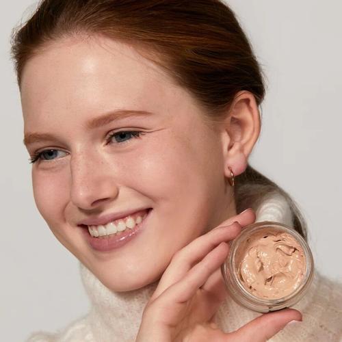 Woman uses makeup to look her absolute best during the holidays