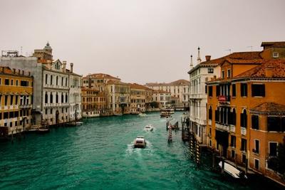 Passive Income Paradise: 5 Ways to Make Money While Traveling