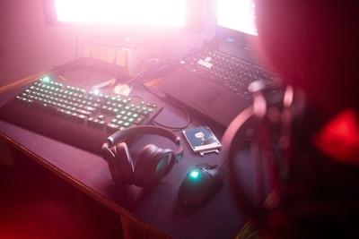 Photophobia at Work: Simple Fixes for Screens and Overhead Lighting