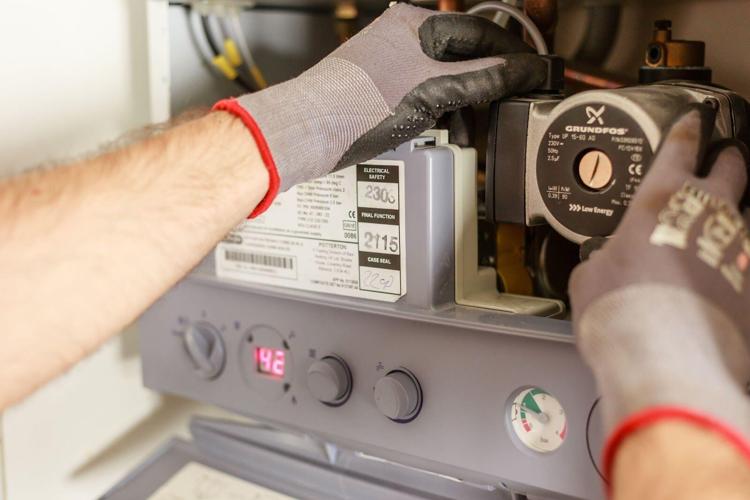 Person fixes plumbing issues within 24 hours of a call
