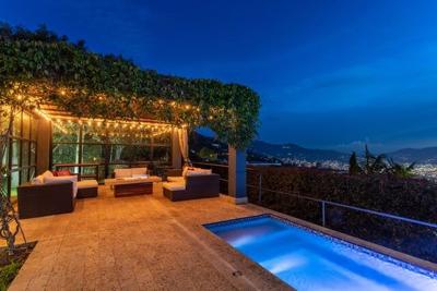 Popular finishes for concrete pool deck-Lissete Laverde