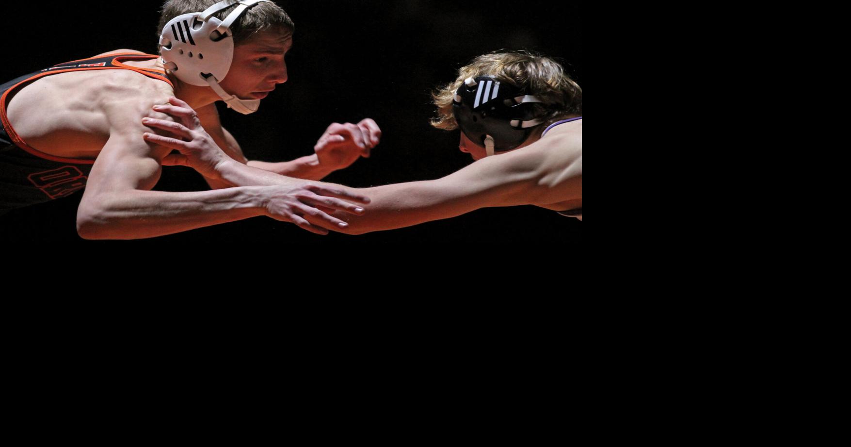 Boys wrestling: Despite close wins, Oregon falls to Waunakee